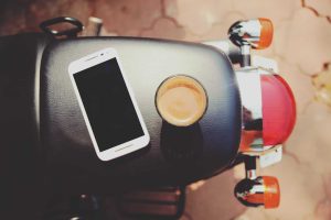 Ładowarka do telefonu na motocykl – jak kupić najlepszą?