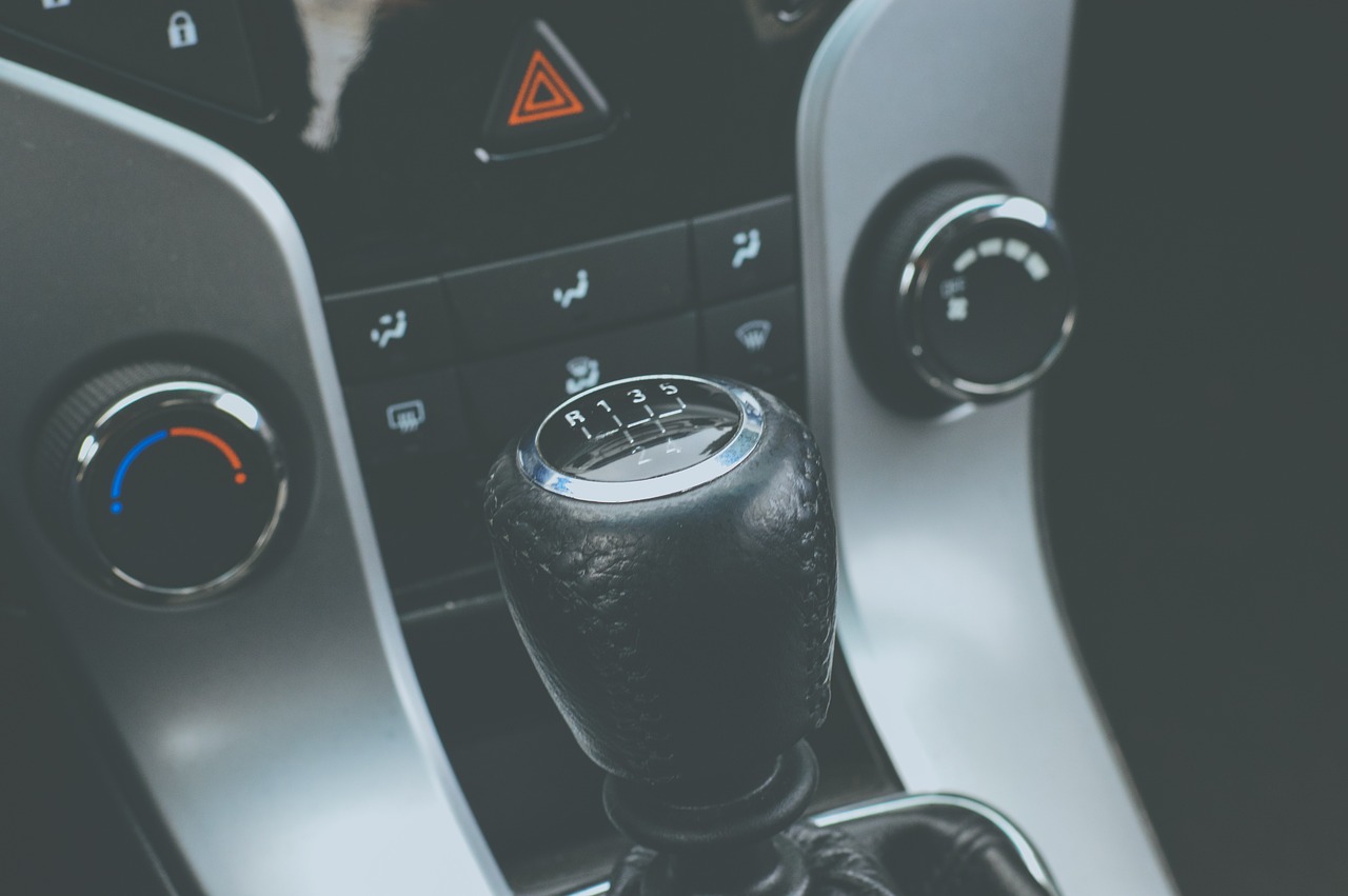 Manualna skrzynia biegów w samochodzie – z jakich części się składa?