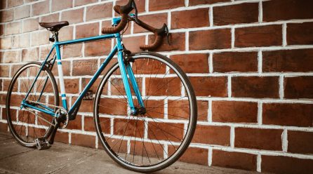 Wieszaki rowerowe dla biznesu – jak zwiększyć wygodę i bezpieczeństwo klientów i pracowników?