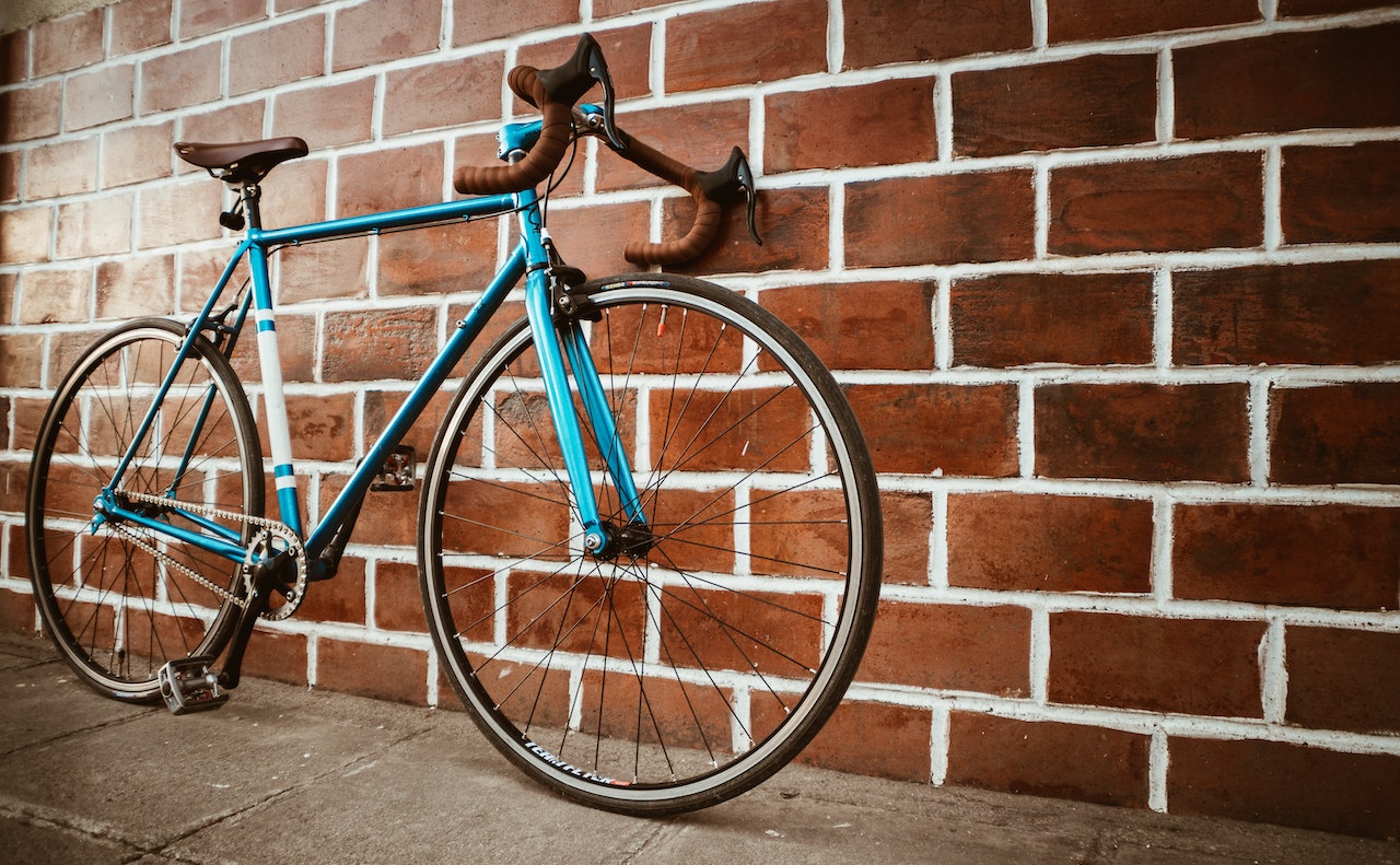 Wieszaki rowerowe dla biznesu – jak zwiększyć wygodę i bezpieczeństwo klientów i pracowników?