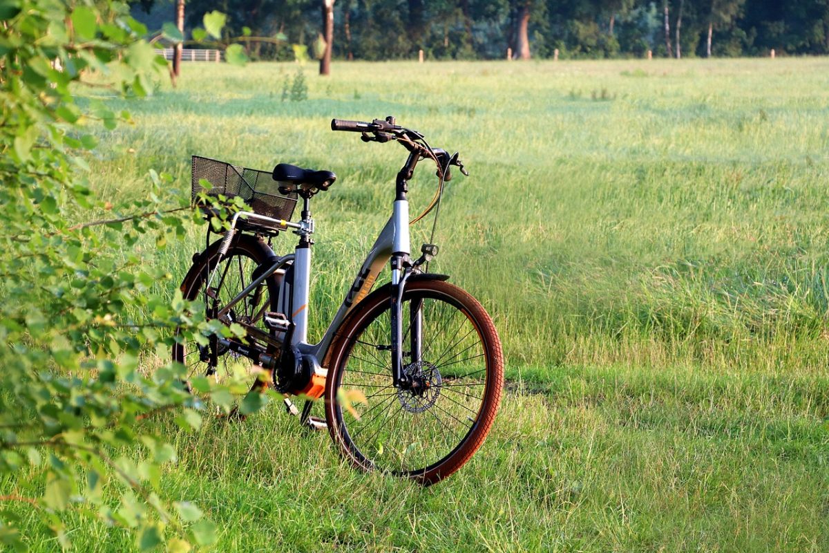 Jakie zalety ma jazda na rowerze elektrycznym?