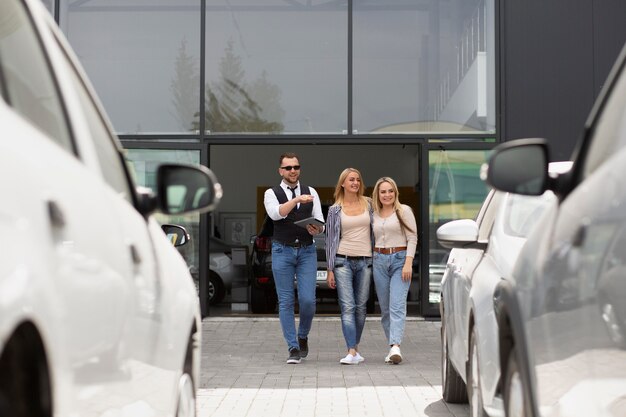 Jak bezpiecznie sprowadzić luksusowe auto zza oceanu – poradnik dla kupujących