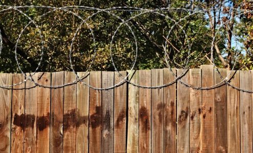 Wybór odpowiednich elementów do montażu ogrodzeń: co warto wiedzieć?
