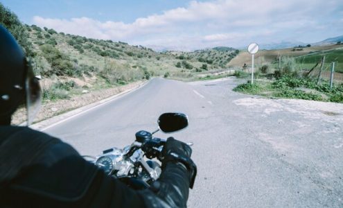 Wolność i przygoda: odkrywanie uroków dalekich wypraw motocyklowych