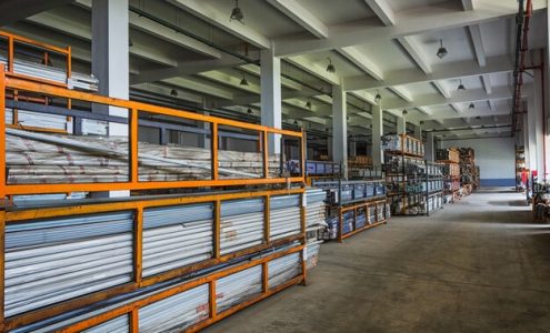 Jak optymalnie zorganizować przestrzeń magazynową dzięki modułowym regałom półkowym