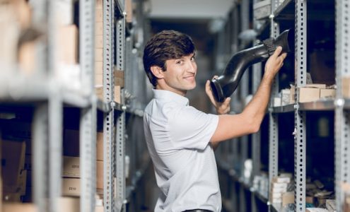 Jak efektywnie zorganizować przestrzeń magazynową dzięki modułowym regałom ocynkowanym