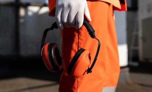 Jak skutecznie zabezpieczyć miejsce pracy przed zagrożeniami związanymi z materiałami niebezpiecznymi?
